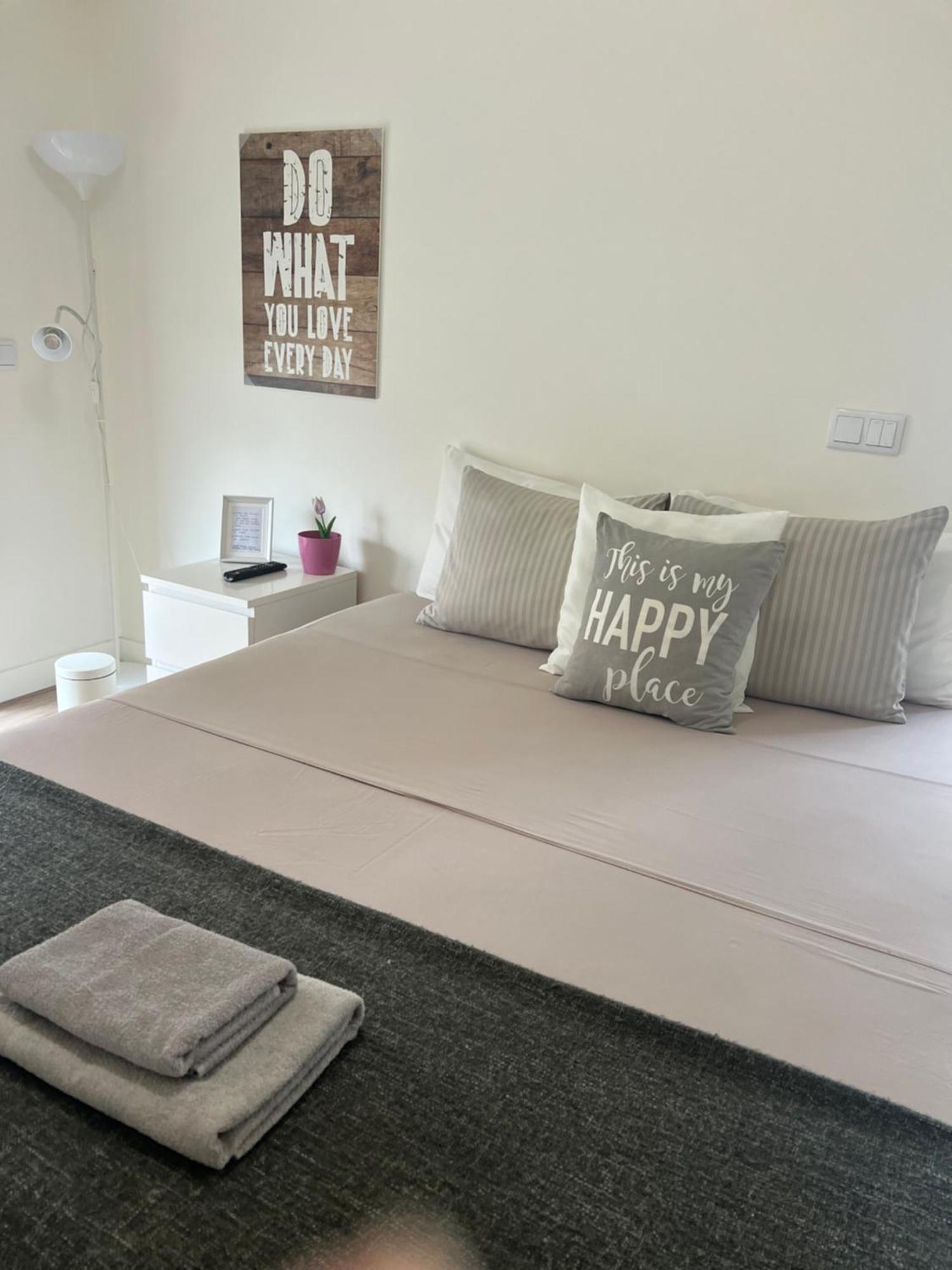 Modern Double Room With Private Balcony Монтижу Екстериор снимка