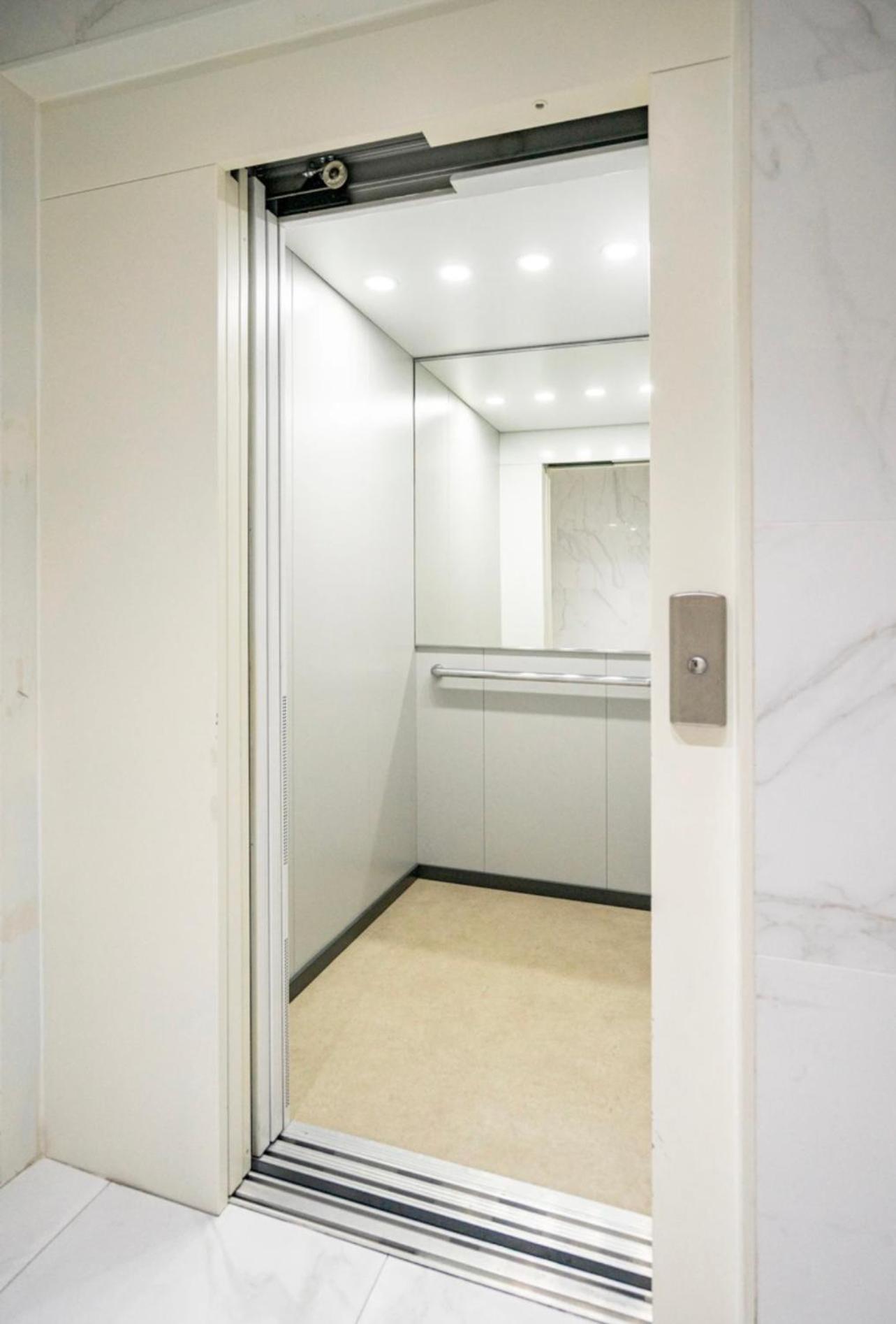 Modern Double Room With Private Balcony Монтижу Екстериор снимка